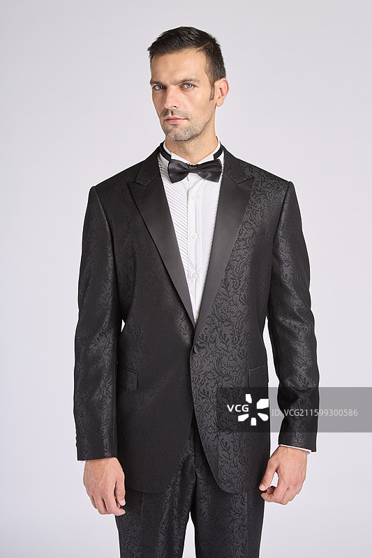 站在白色背景下的商人肖像图片素材