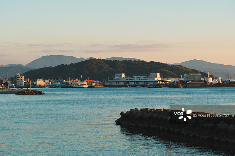 日本爱媛县松山市梅津寺海岸，防波堤与海港码头图片素材
