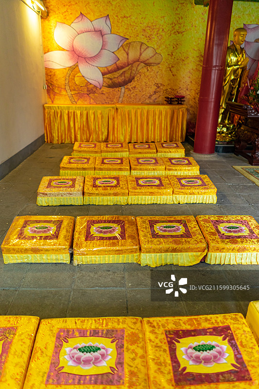 中国山东省泰安市泰山旅游风景区著名景点，普照寺的宫殿里的佛像神像雕塑雕像和软垫，户外白昼无人图像摄影图片素材