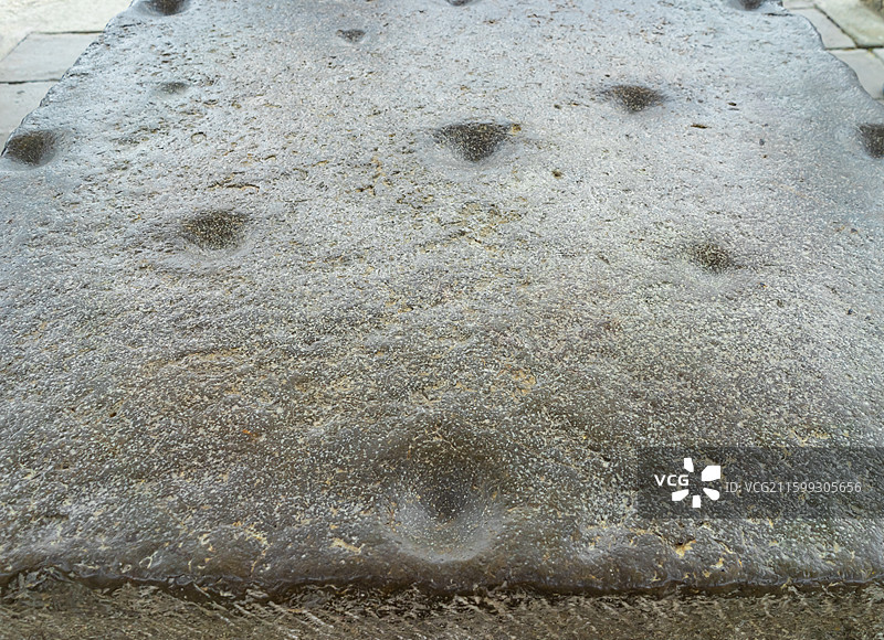 中国山东省泰安市泰山旅游风景区著名景点，普照寺寺庙庭院的石头桌子椅子五音石，户外白昼无人图像摄影图片素材