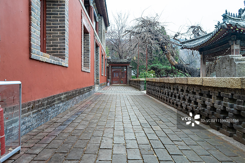 中国山东省泰安市泰山旅游风景区著名景点，普照寺寺庙的古代建筑和铺路石步行道路，户外白昼无人图像摄影图片素材
