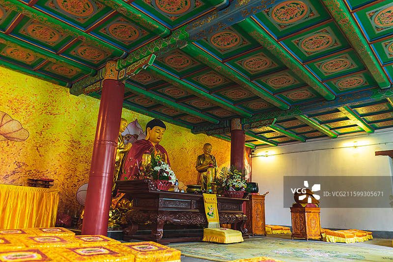 中国山东省泰安市泰山旅游风景区著名景点，普照寺的宫殿里的佛像神像雕塑雕像和软垫，户外白昼无人图像摄影图片素材