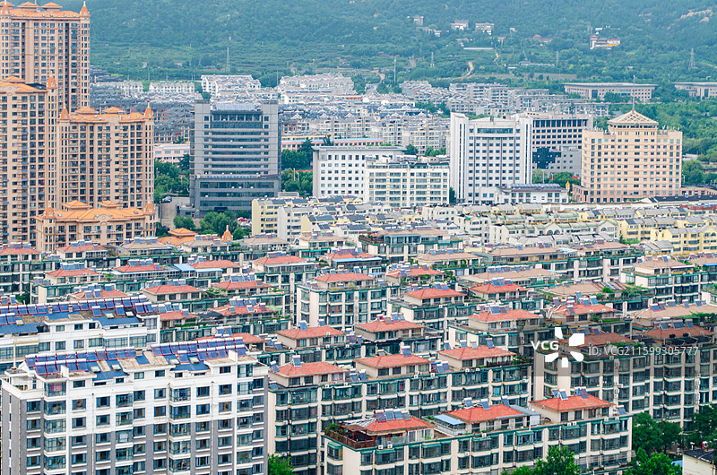 中国城市市风光拍摄主题，山东省泰安市泰山区，蓝色的天空乌云和城市居住区，户外白昼无人图像摄影图片素材