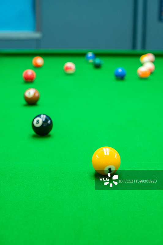 中国业余生活休闲娱乐拍摄主题，打台球的台球桌桌球白母球黑色黑8，室内无人图像摄影图片素材