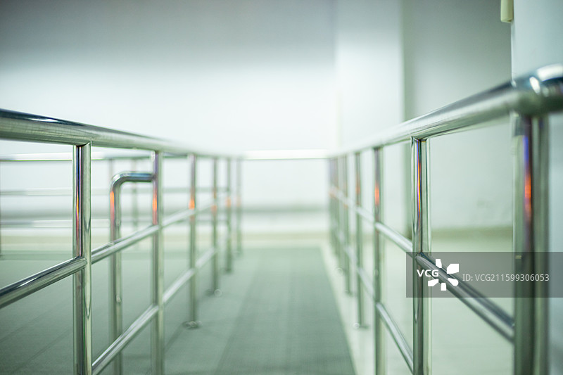 中国室内设备员设施拍摄主题，旱冰场溜冰场人行道上的不锈钢栏杆前景聚焦特写，室内无人图像摄影图片素材