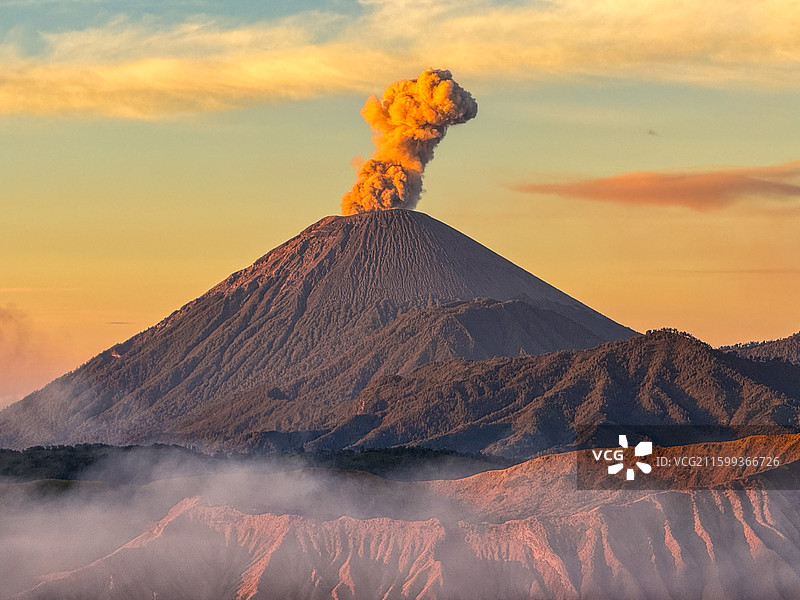 布罗莫火山近景图片素材