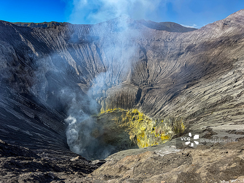 冒烟的火山口图片素材