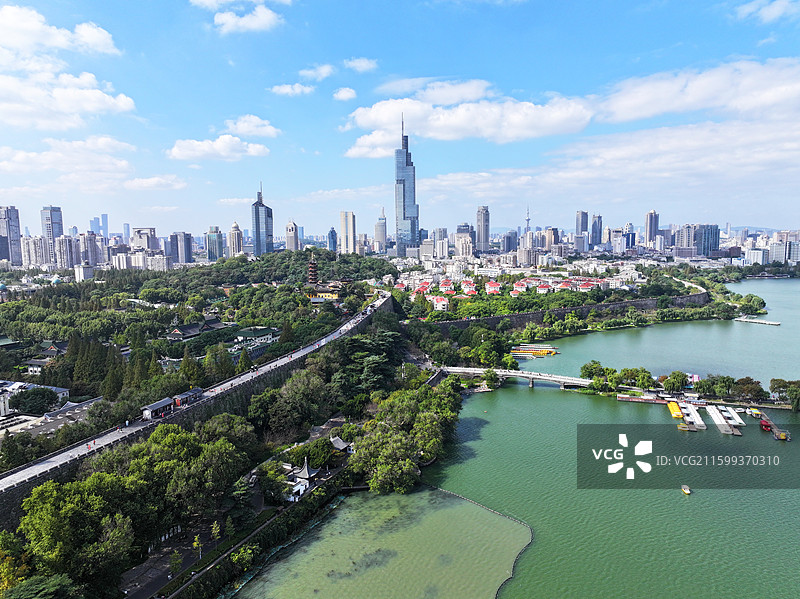 航拍中国世界文化遗产预备名单中的江苏南京明城墙（解放门至太平门段）玄武湖和美丽城市风光图片素材