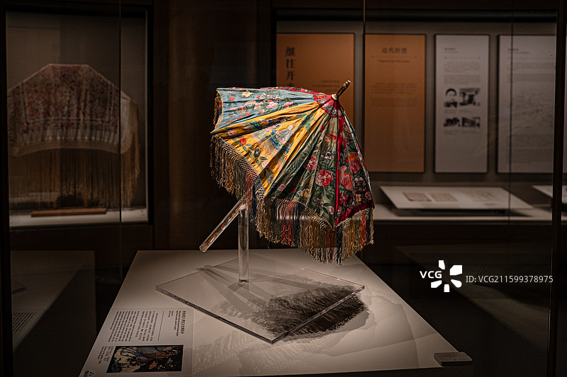 19世纪中叶 外销彩绘人物花卉丝绸阳伞 中国丝绸博物馆图片素材