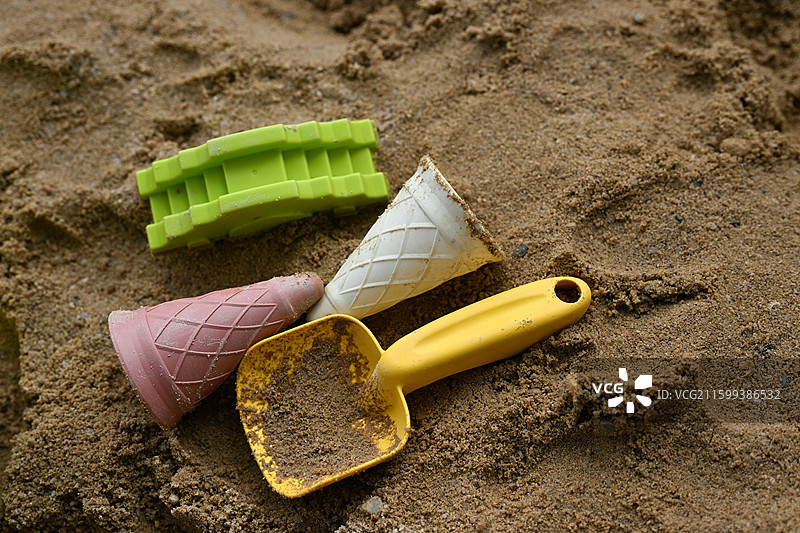 夏日户外挖沙图片素材