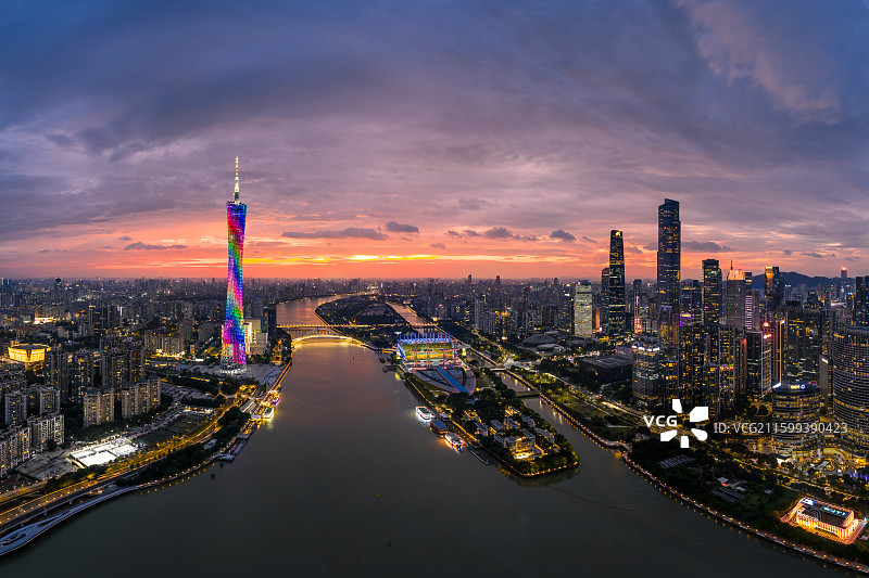 航拍黄昏晚霞下的广州海心沙与珠江两岸广州塔、珠江新城图片素材