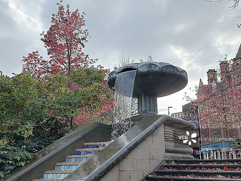 英国谢菲尔德城市秋色 城市喷泉图片素材