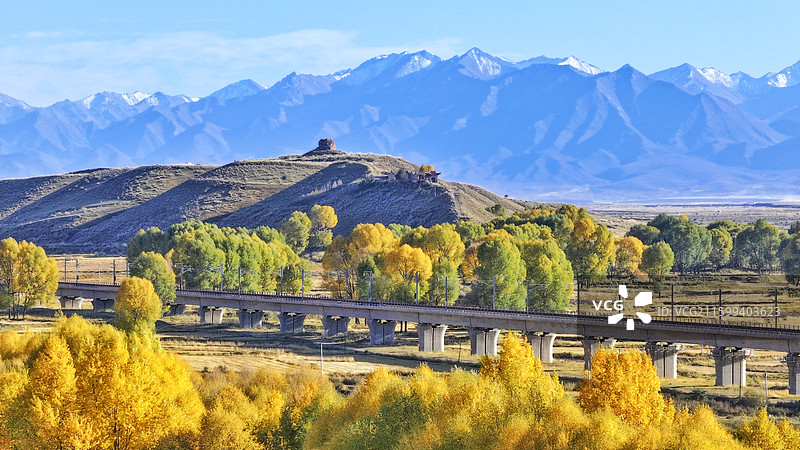 2025年10月2日，甘肃省张掖市民乐县永固镇姚寨村秋意盎然，勾勒出如诗如画的秋日盛景。图片素材