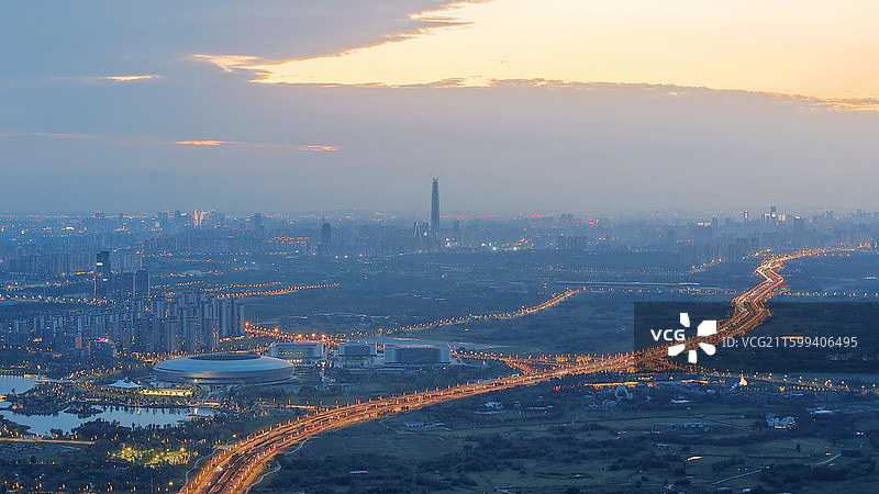 在500米高空，穿越蜀都大道，远眺东安湖体育公园看绿地468图片素材