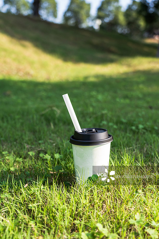 草地上的一杯奶茶图片素材