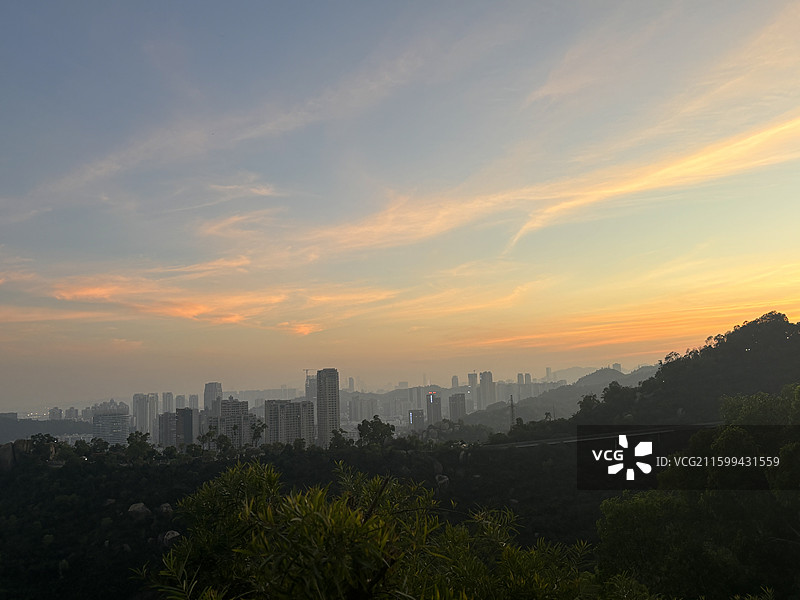 日落时树木和建筑物顶着天空-珠海板障山森林公园图片素材