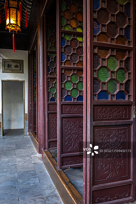 苏州狮子林燕誉堂彩色玻璃落地长窗图片素材