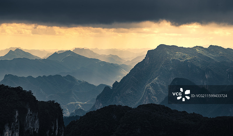 张家界天门山眺望七星山远山晚霞时分图片素材