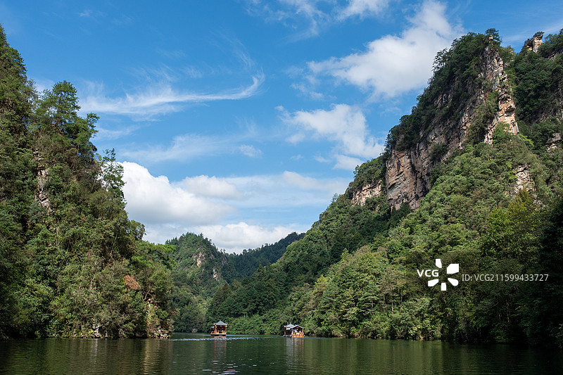 前景湖面中景奇山远景天空构成天然水墨长卷图片素材