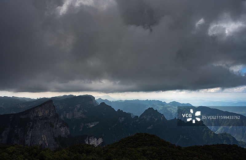阴天张家界天门山层峦叠嶂图片素材