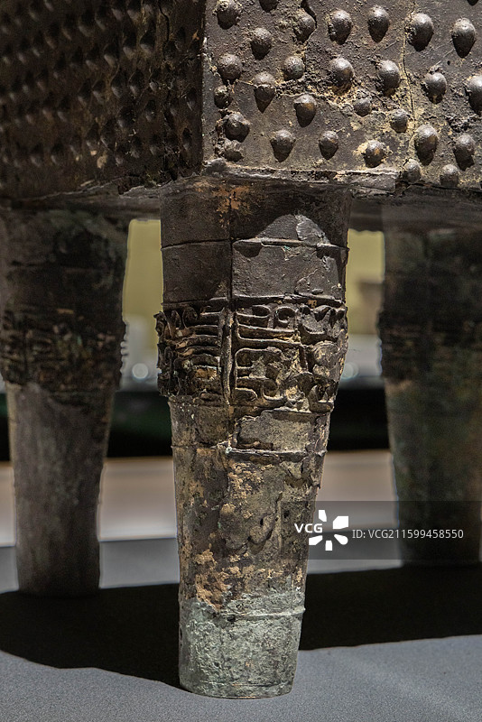 山西太原山西博物院夏商踪迹展厅乳钉纹方鼎 商 山西省运城市平陆县前庄遗址出土图片素材