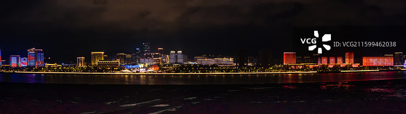 浙江舟山港岛大桥、茶山大桥上空航拍海岛海岸线城市夜景风光图片素材
