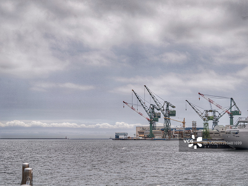 神户马赛克广场是神户港旁的南欧风格商业广场，集购物、餐饮、娱乐于一体，夜景迷人。图片素材