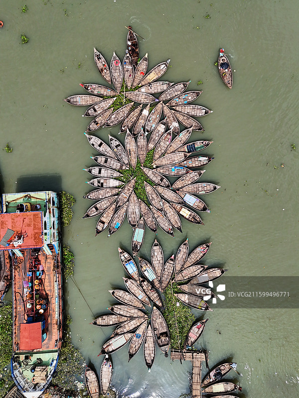 孟加拉国达卡布里甘加河 人力车夫图片素材
