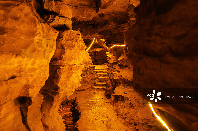 资中圣灵山洞穴中的道路图片素材