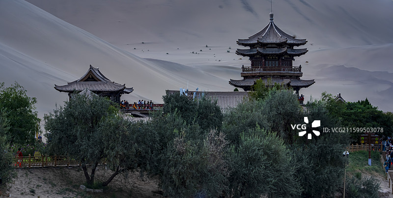 《鸣月阁》以鸣沙山为背景拍出水墨画的效果图片素材