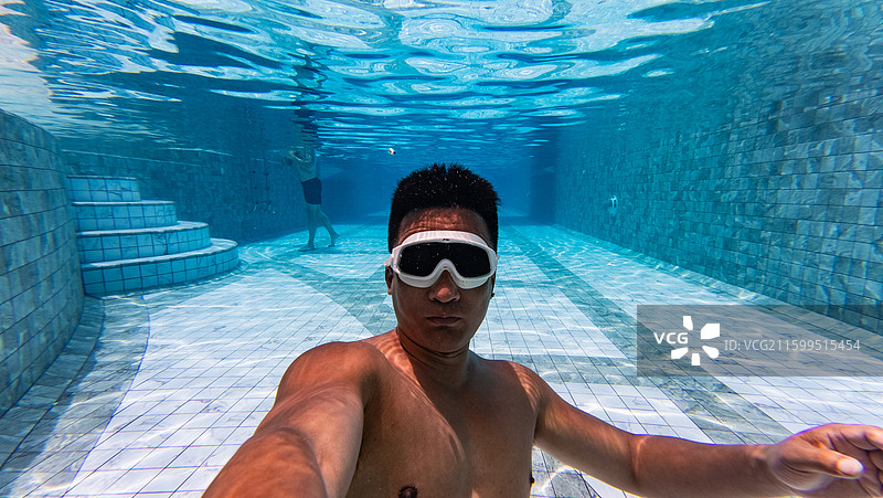 游泳池里的人的男人肖像图片素材