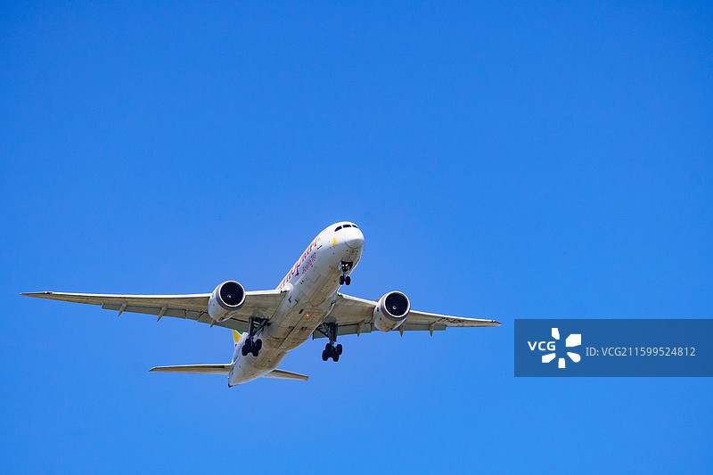 蓝天中的飞机图片素材