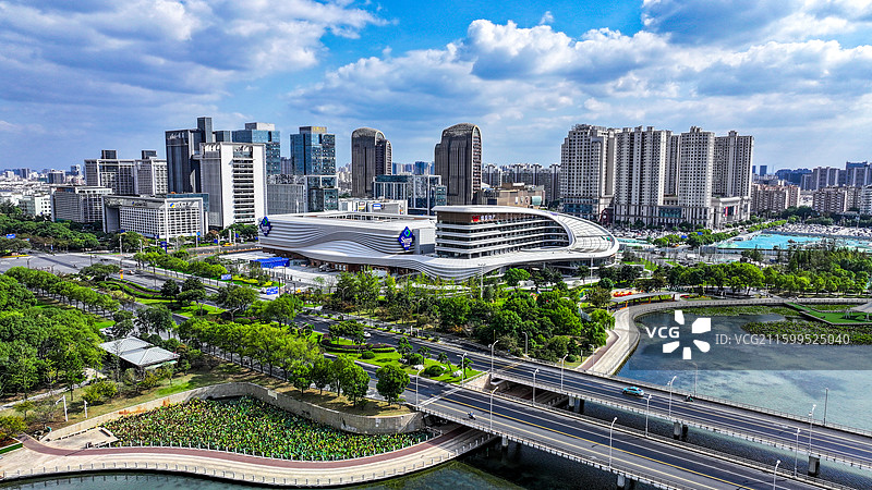 位于扬州明月湖商圈的山姆会员店图片素材