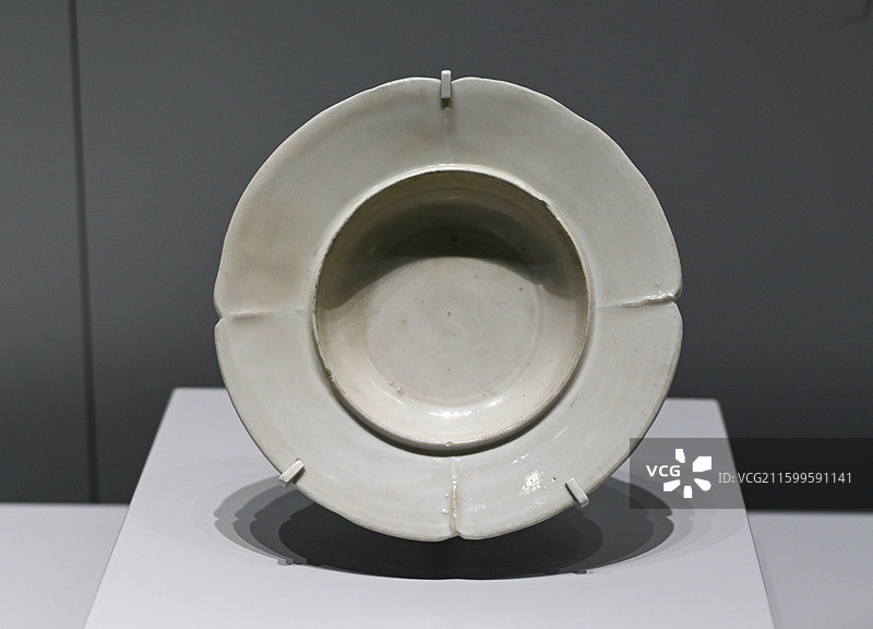 唐代邢窑白釉花式盏托图片素材