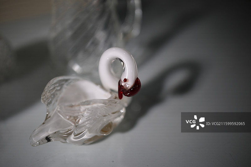 葡萄红酒小天鹅玻璃杯特写图片素材