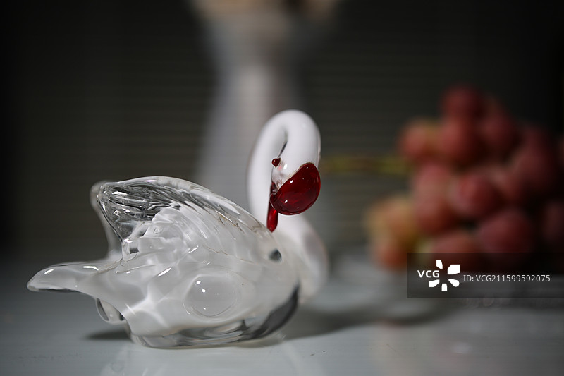 葡萄红酒小天鹅玻璃杯特写图片素材