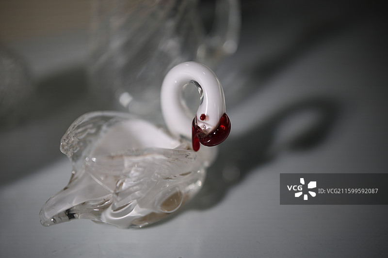 葡萄红酒小天鹅玻璃杯特写图片素材