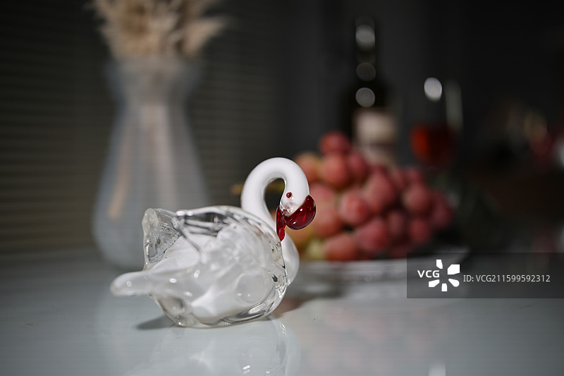 葡萄红酒小天鹅玻璃杯特写图片素材