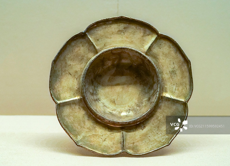 鎏金莲瓣银茶托 唐代 1957年陕西西安唐长安城平康坊遗址出土 中国国家博物馆“中国古代饮食文化展”图片素材