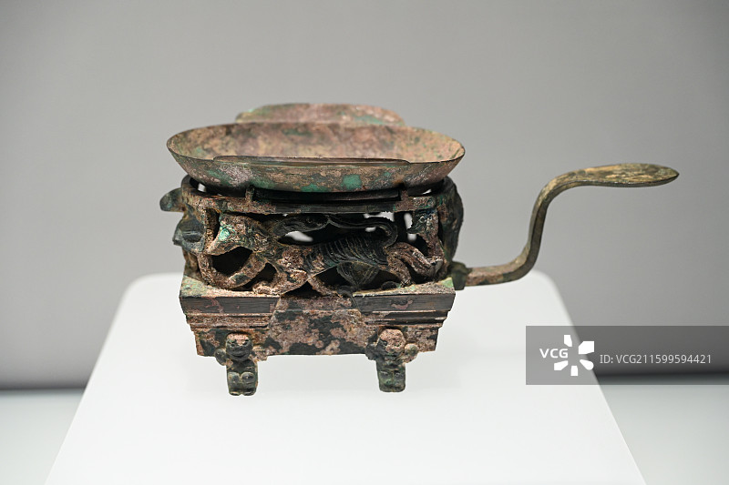 西汉透雕四神纹青铜染炉（山东新泰出土）图片素材
