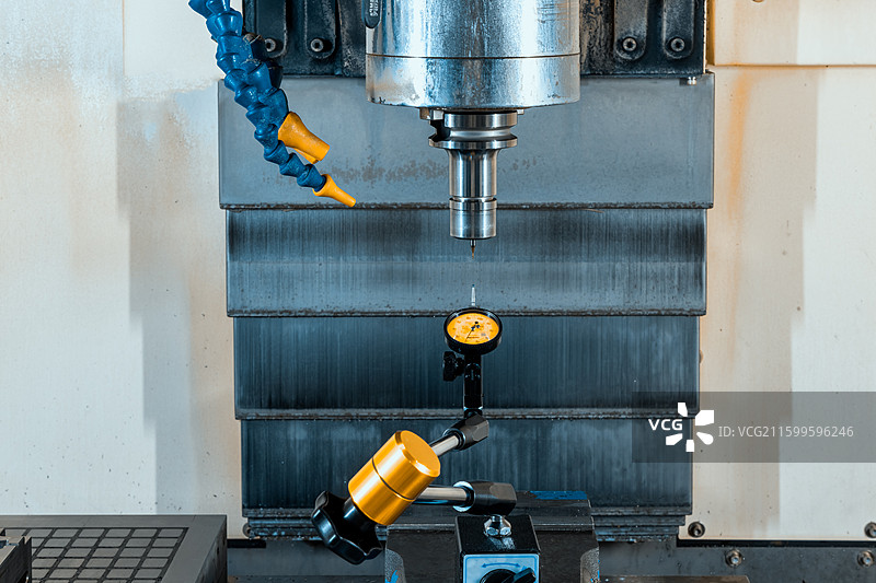 金属加工，稀有金属，稀土，数控机床，工业数控机床加工特性镜头，金属高精度雕刻加工图片素材