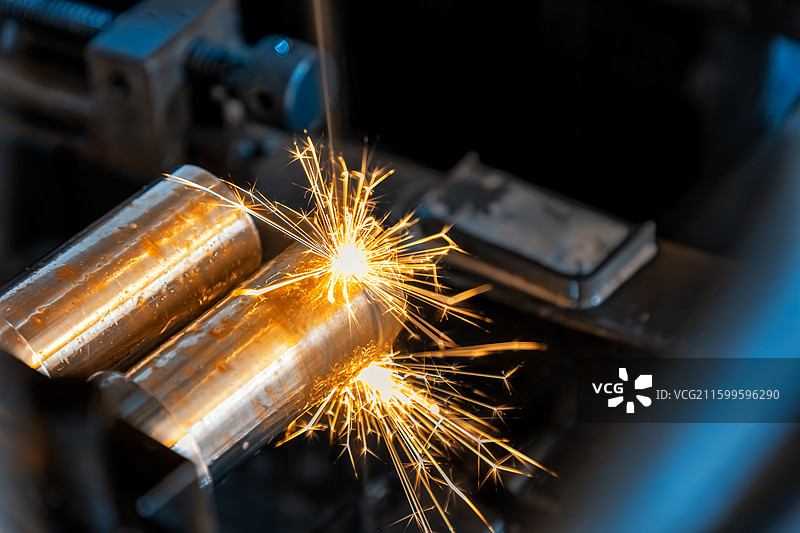 金属加工，稀有金属，稀土，数控机床，工业数控机床加工特性镜头，金属高精度雕刻加工图片素材