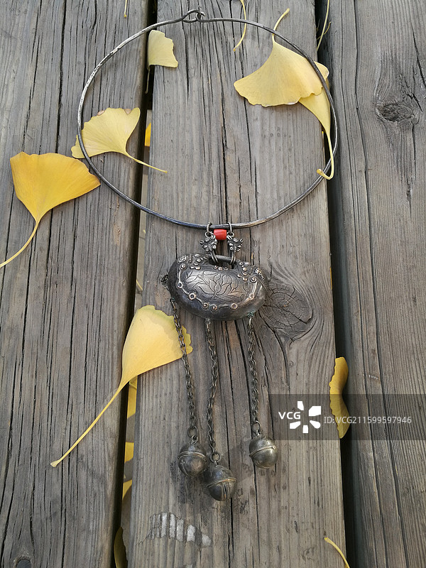 老银锁。老首饰。老饰品。老长命锁。秋天银杏叶。老物件古董图片素材