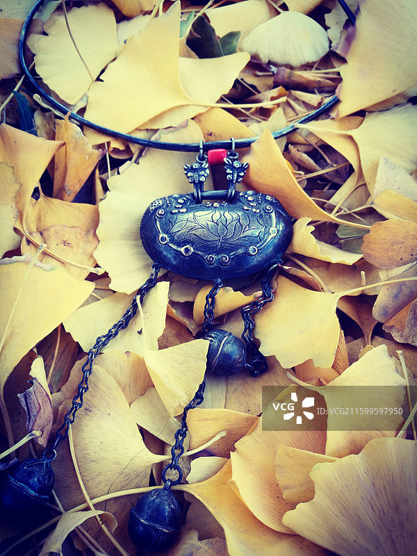 老银锁。老首饰。老饰品。老长命锁。秋天银杏叶。老物件古董图片素材