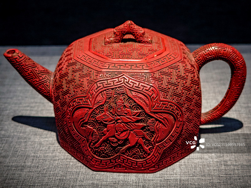 中国红古代漆器工艺品茶壶古董雕花精美传统美学深红神话传说图片素材