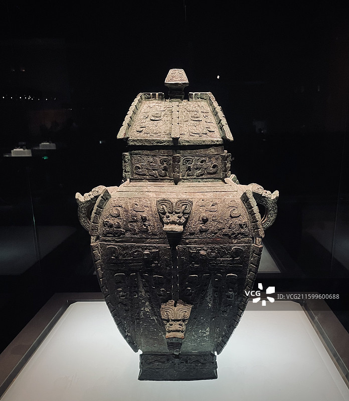 洛阳博物馆藏品青铜器商代晚期母鼓方罍图片素材