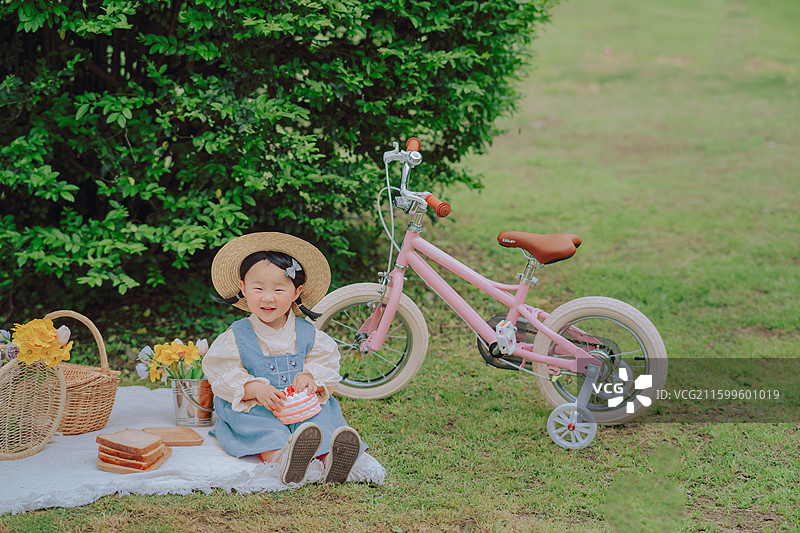春天的草坪，女孩在户外野餐骑行的快乐时光图片素材