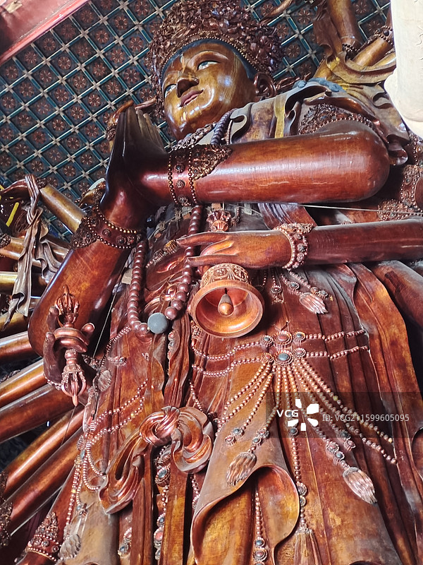 河北省承德市普宁寺大乘之阁金漆木雕千手千眼观世音菩萨图片素材