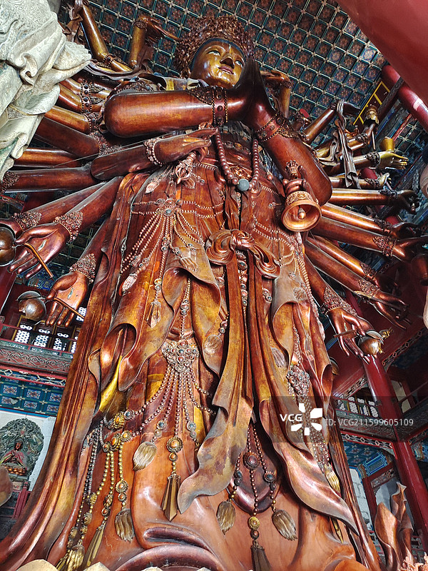 河北省承德市普宁寺大乘之阁金漆木雕千手千眼观世音菩萨图片素材