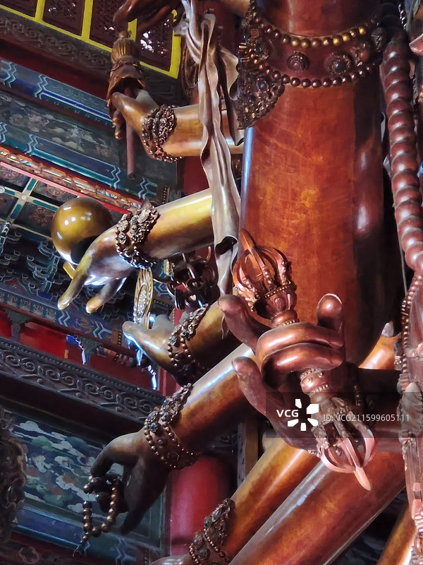 河北省承德市普宁寺大乘之阁金漆木雕千手千眼观世音菩萨图片素材